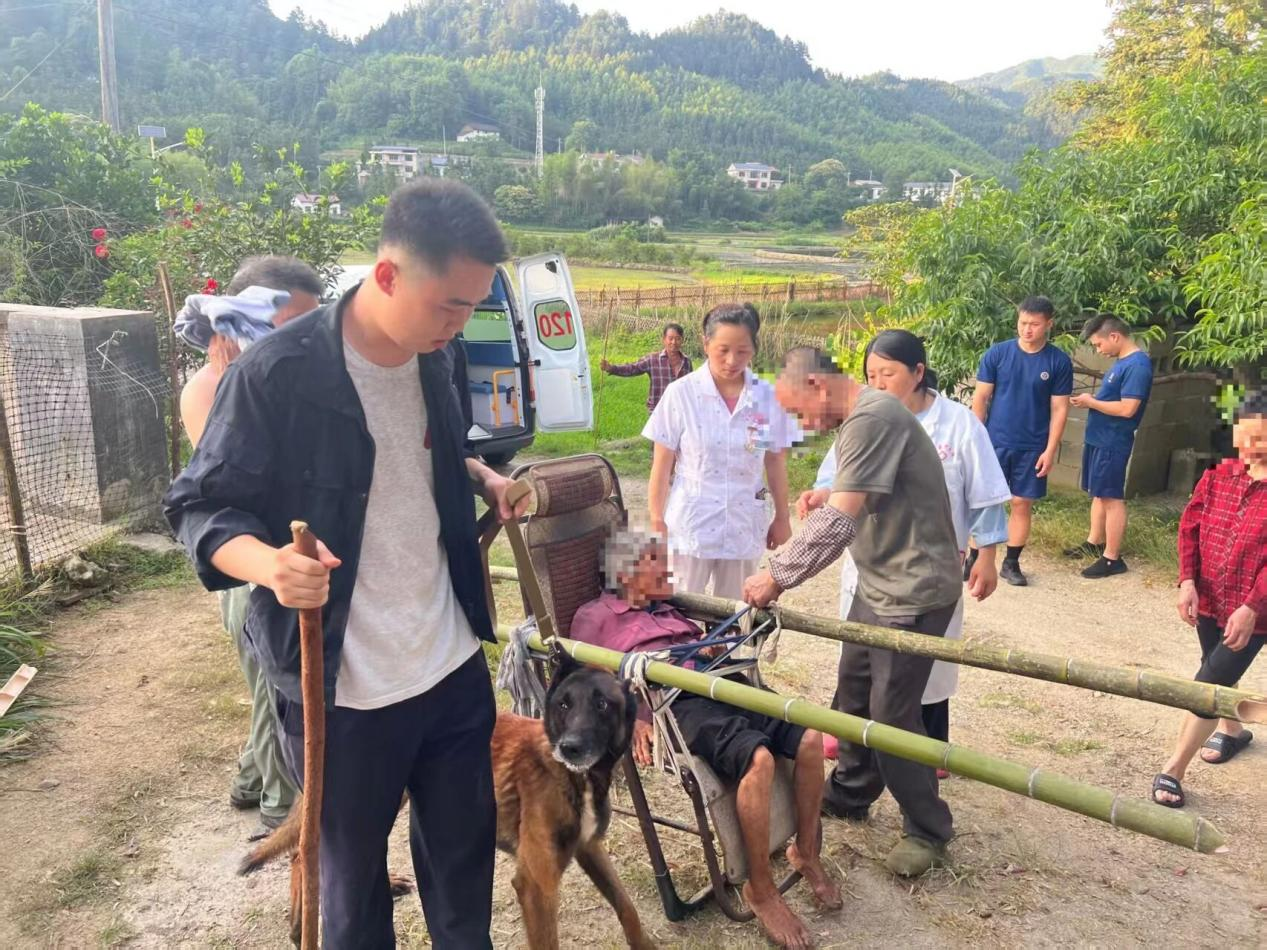 失联72小时 36℃高温！炎陵公安紧急救援深山被困老人