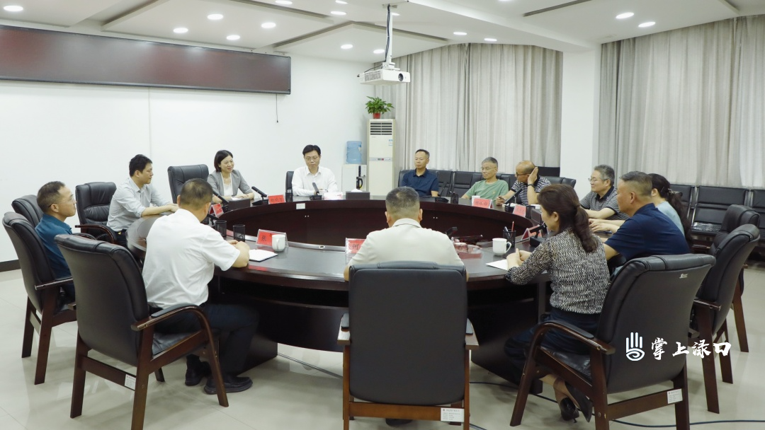 履新后首个工作日 赖晓智、陈交云走访区四大家机关并慰问退休老干部