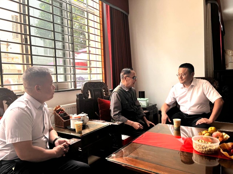 县委副书记、县长候选人提名人选刘宪走访慰问老同志