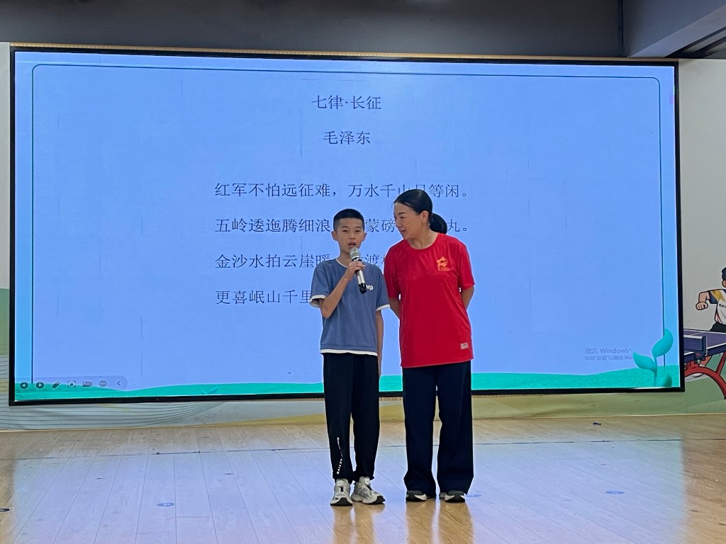 株洲荷塘:大手牵小手 红色传薪火