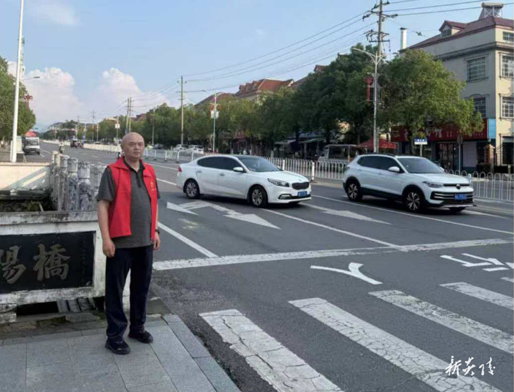 县委社会工作部开展文明交通劝导志愿服务活动