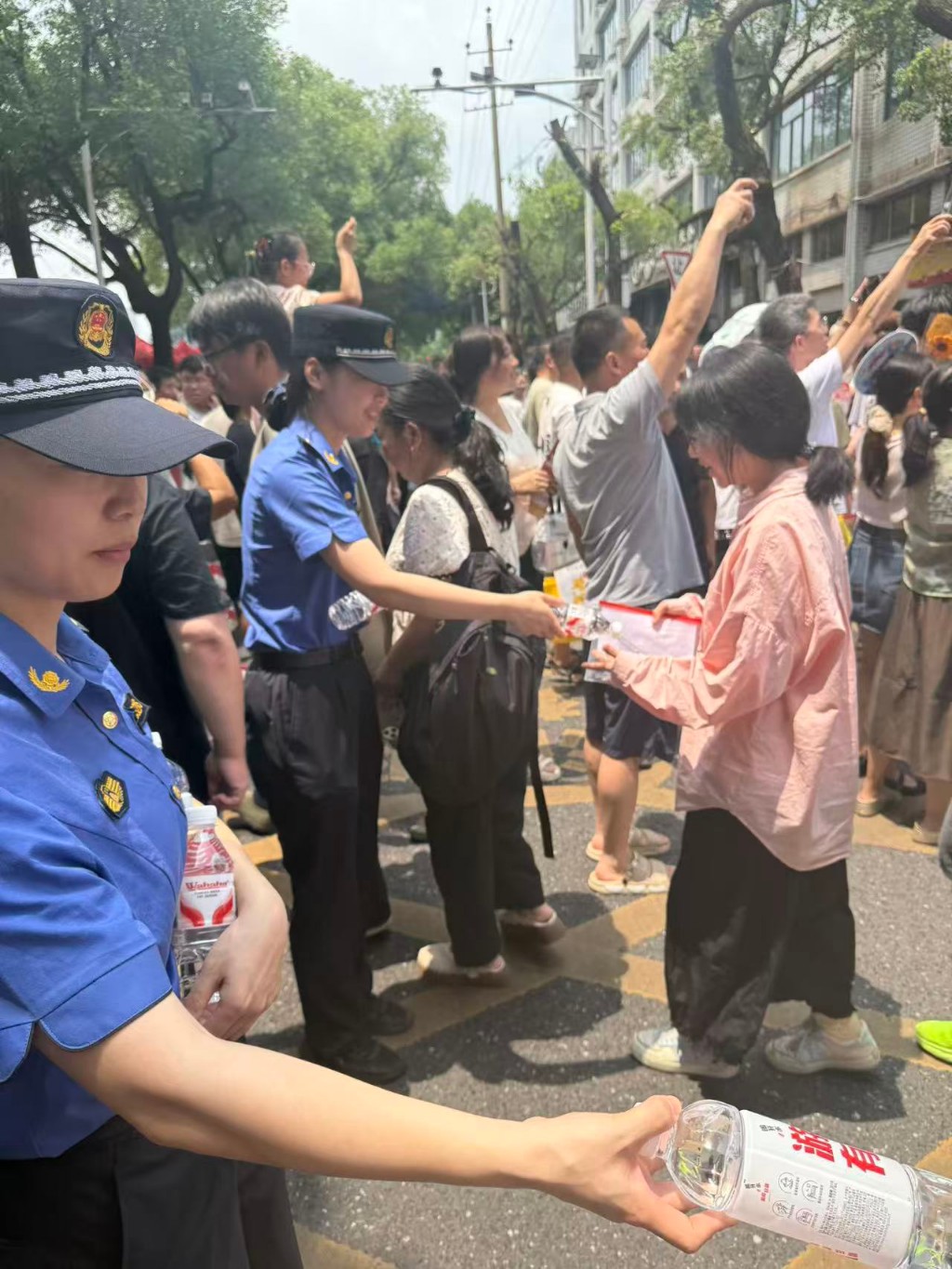 暴雨护航高考 城管蓝撑起暖心“保护伞”