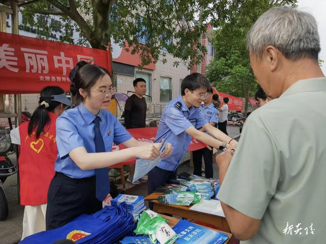 霞阳镇人大组织“三官一员”进站服务群众