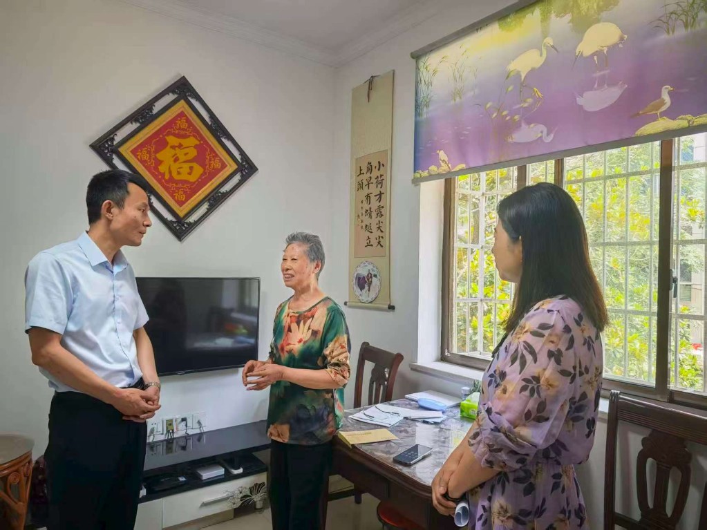 株洲市公共资源交易中心开展“情暖端午”系列走访慰问活动
