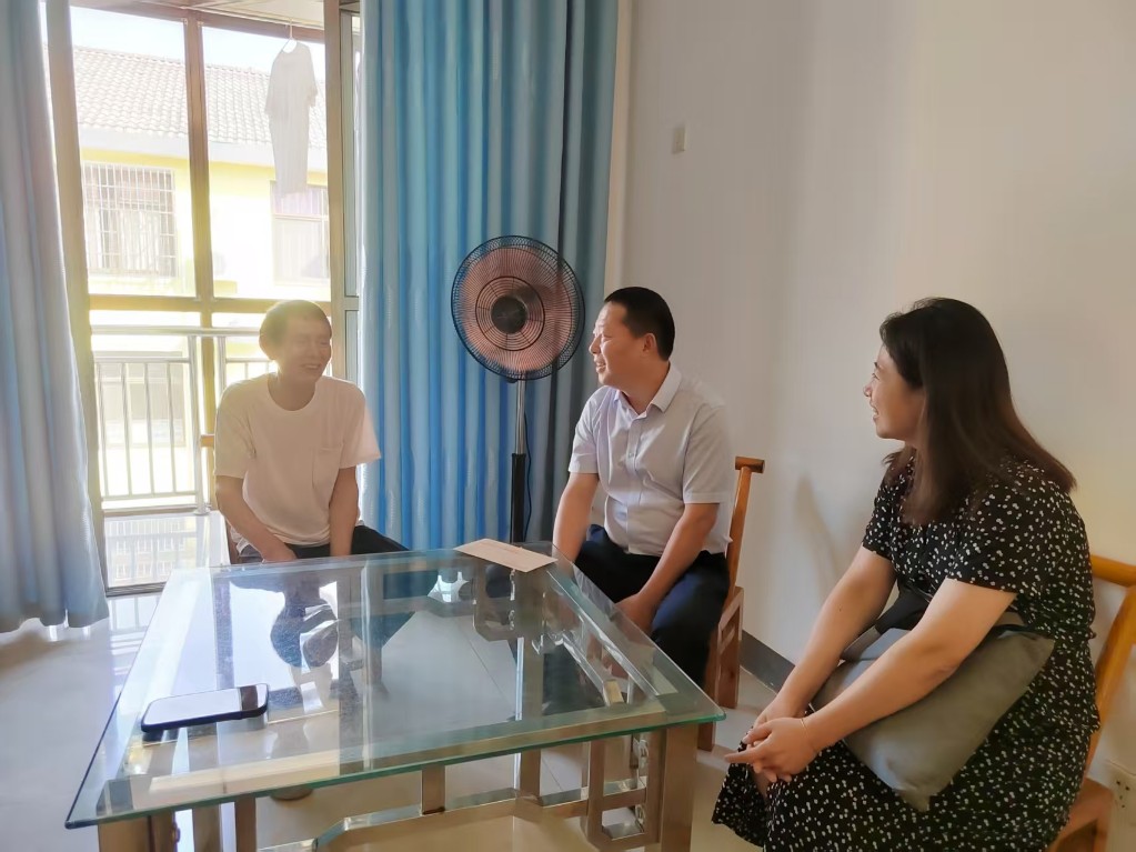 株洲市公共资源交易中心开展“情暖端午”系列走访慰问活动