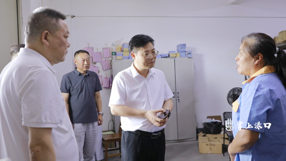 陈交云“七一”前夕走访慰问困难党员