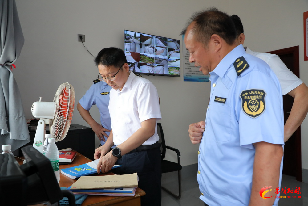 朱毅强暗访包保联系烟花爆竹批发企业