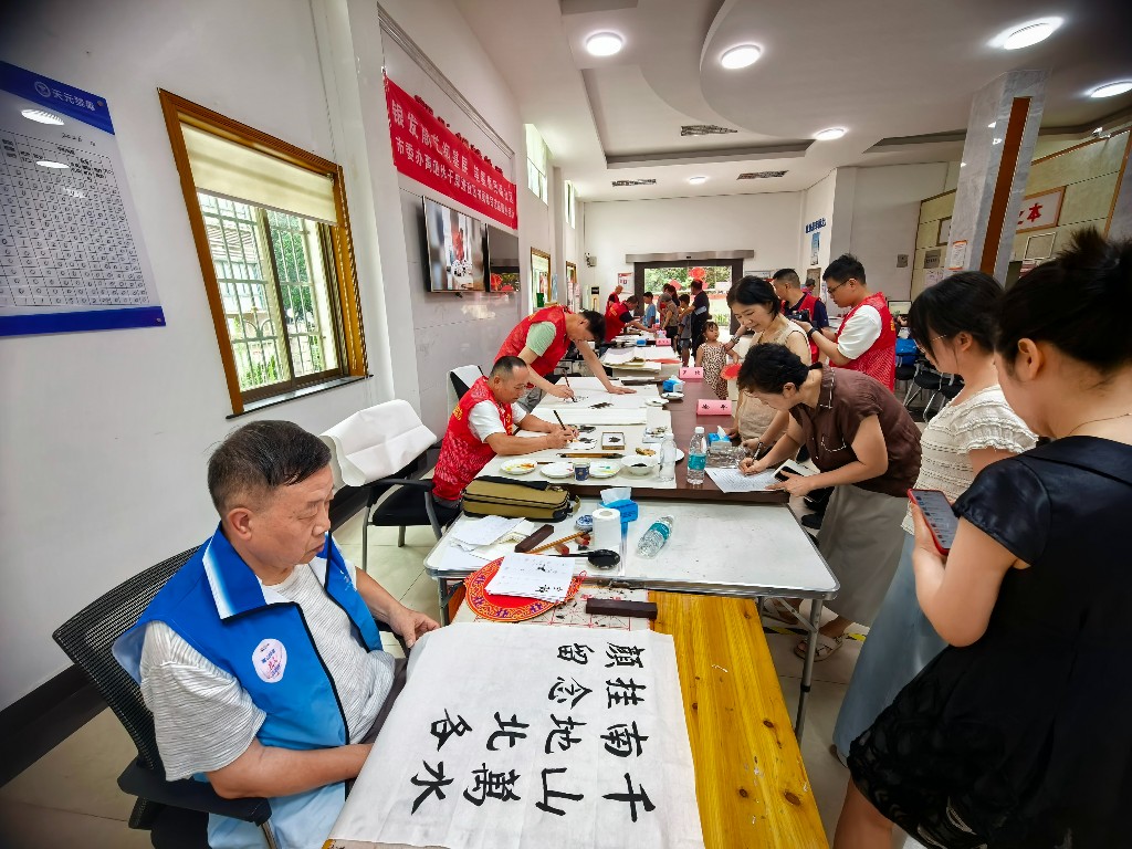嵩山路街道湘银社区“银发献艺润基层 笔墨惠民暖社区”主题活动