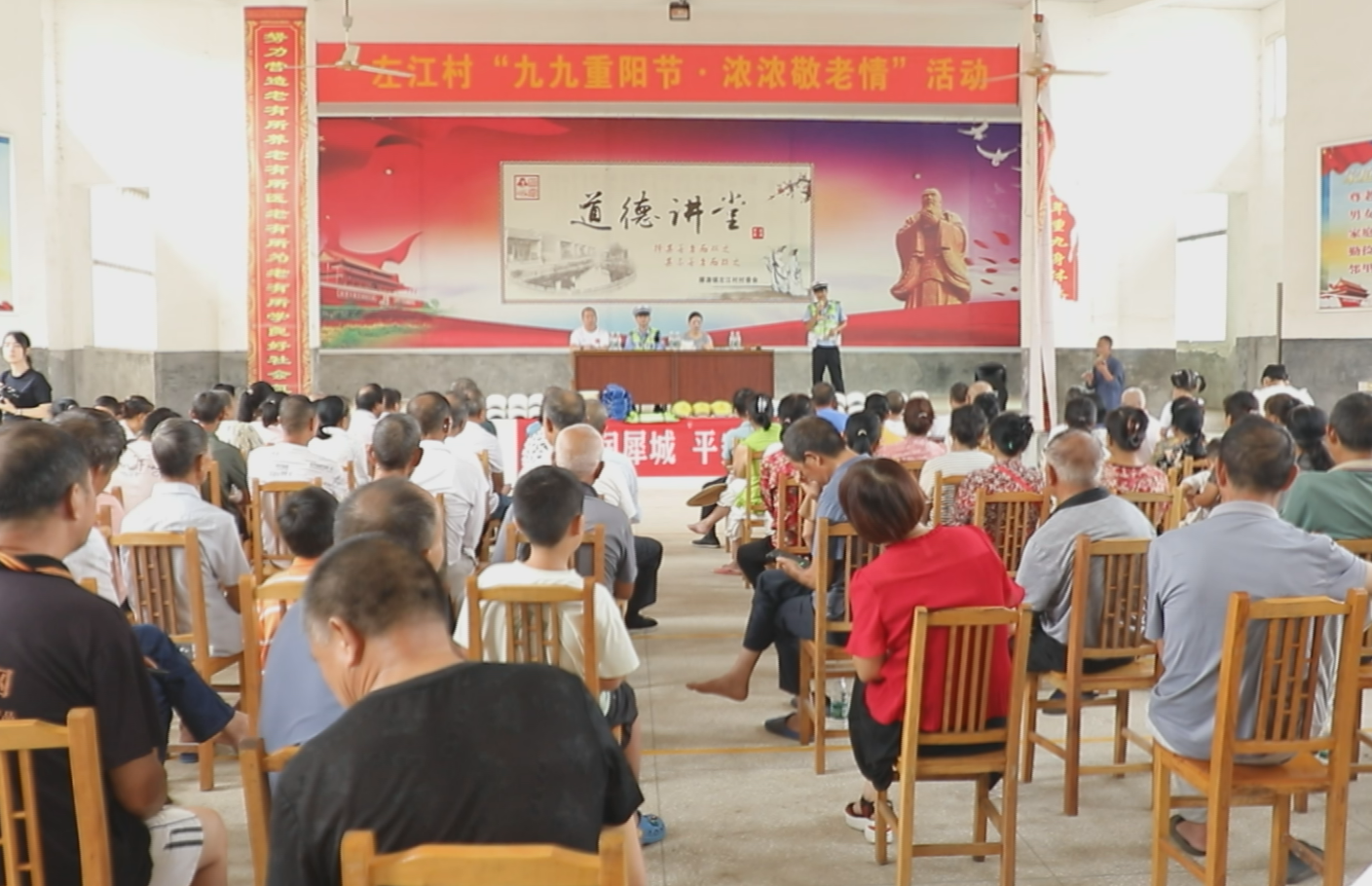 茶陵公安交管开展“文明润犀城 平安进乡村”交通安全主题宣传活动