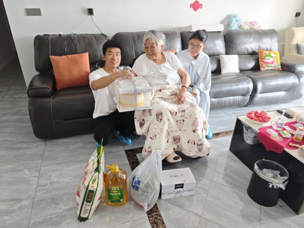 株洲荷塘:生日慰问情暖烈属