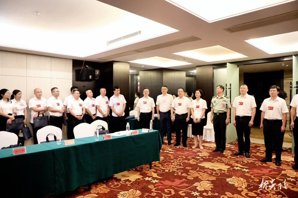 夏胜利看望出席县第十四次党代会代表