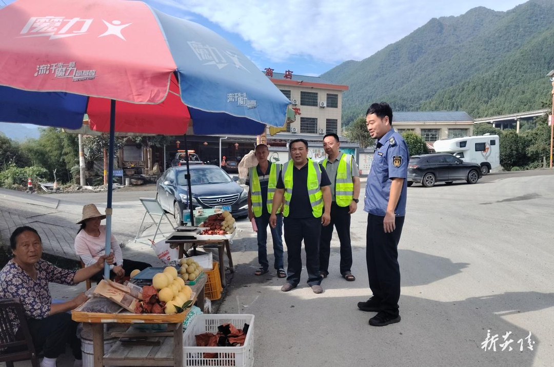 中村瑶族乡开展黄桃销售季道路交通安全劝导