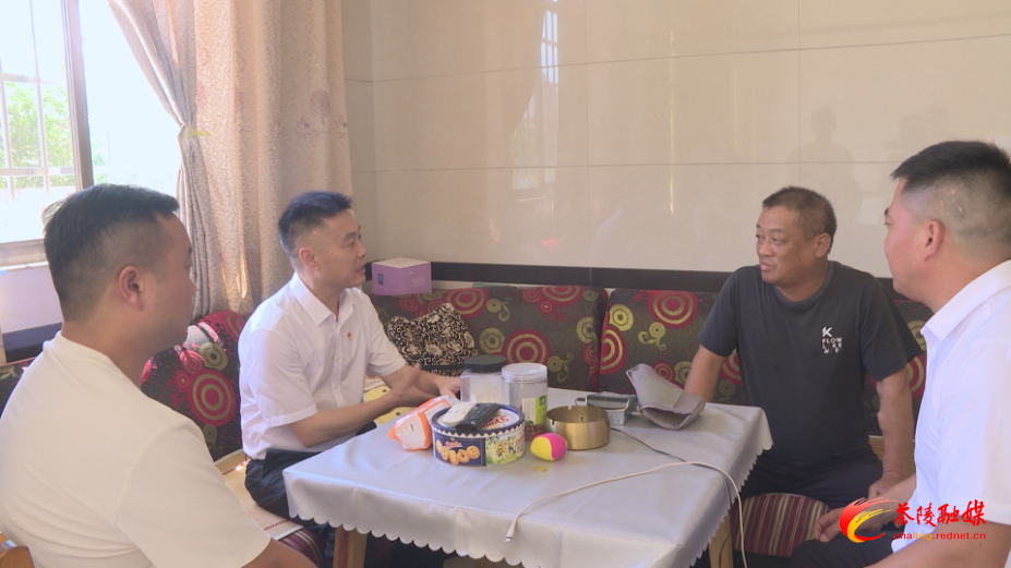 何文龙到下东街道沿河村调研乡村振兴工作并讲党课