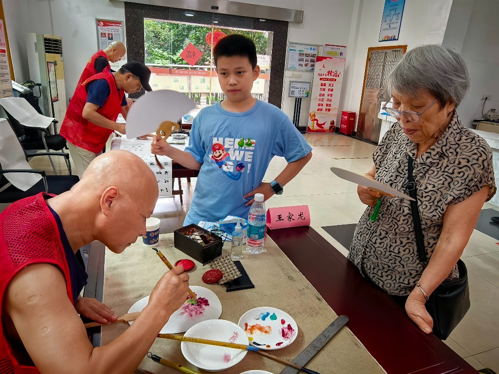 嵩山路街道湘银社区“银发献艺润基层 笔墨惠民暖社区”主题活动