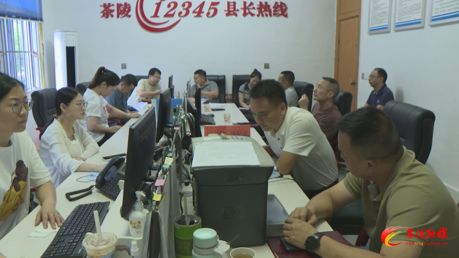 县领导接听“12345”便民服务热线