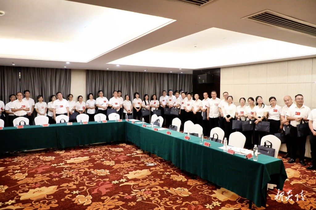 夏胜利看望出席县第十四次党代会代表