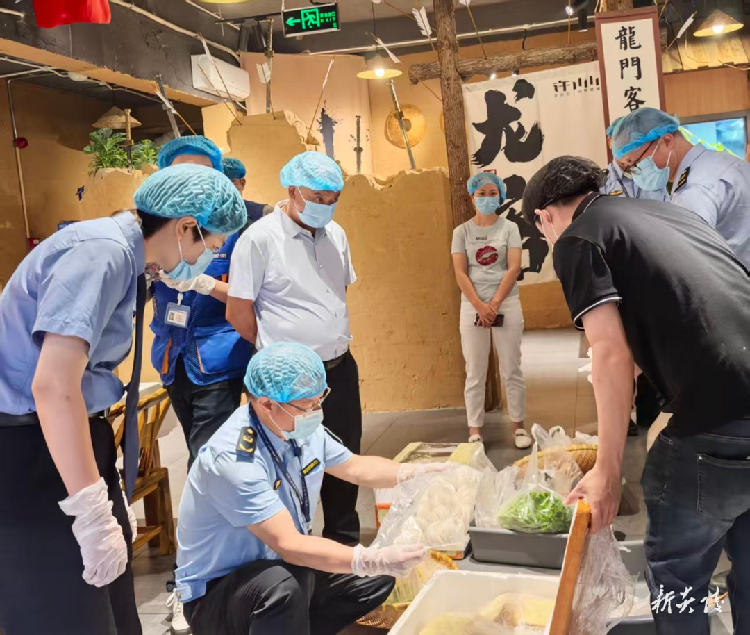县市场监督管理局开展“随机查外卖”活动