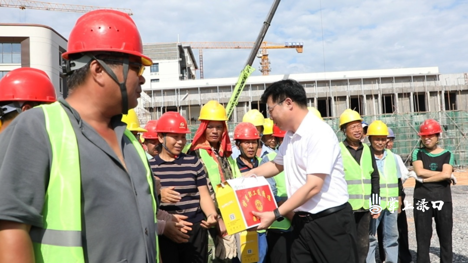 陈交云看望慰问一线工程建设者