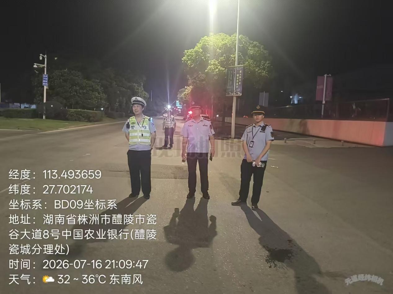 夜间亮剑治扬尘 醴陵分局联合交警开展货车专项执法