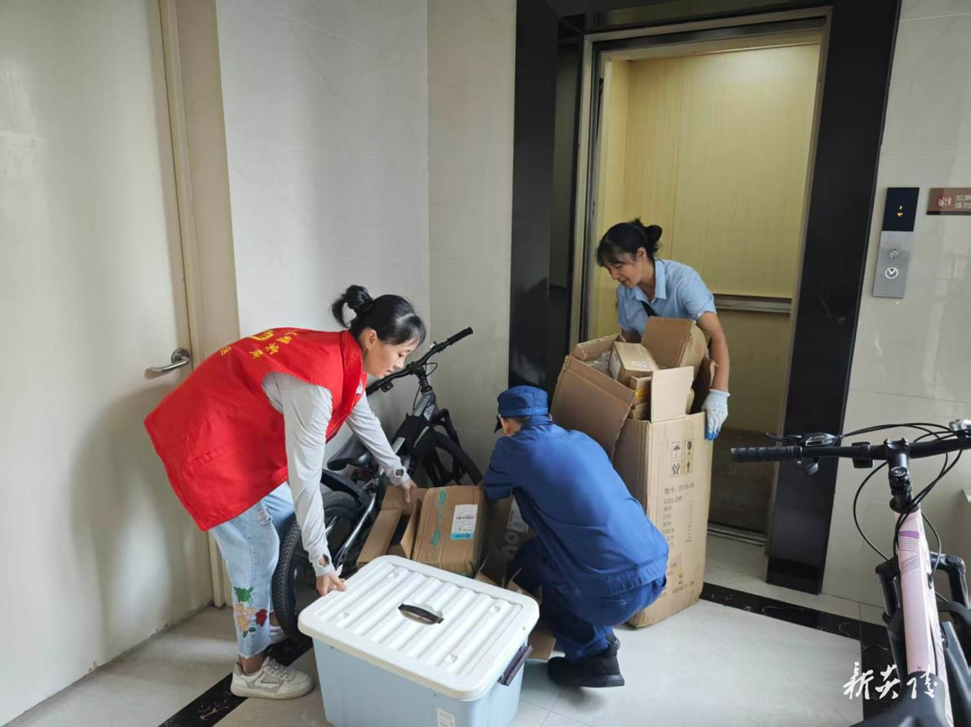 县消防救援局开展楼道隐患专项清理整治