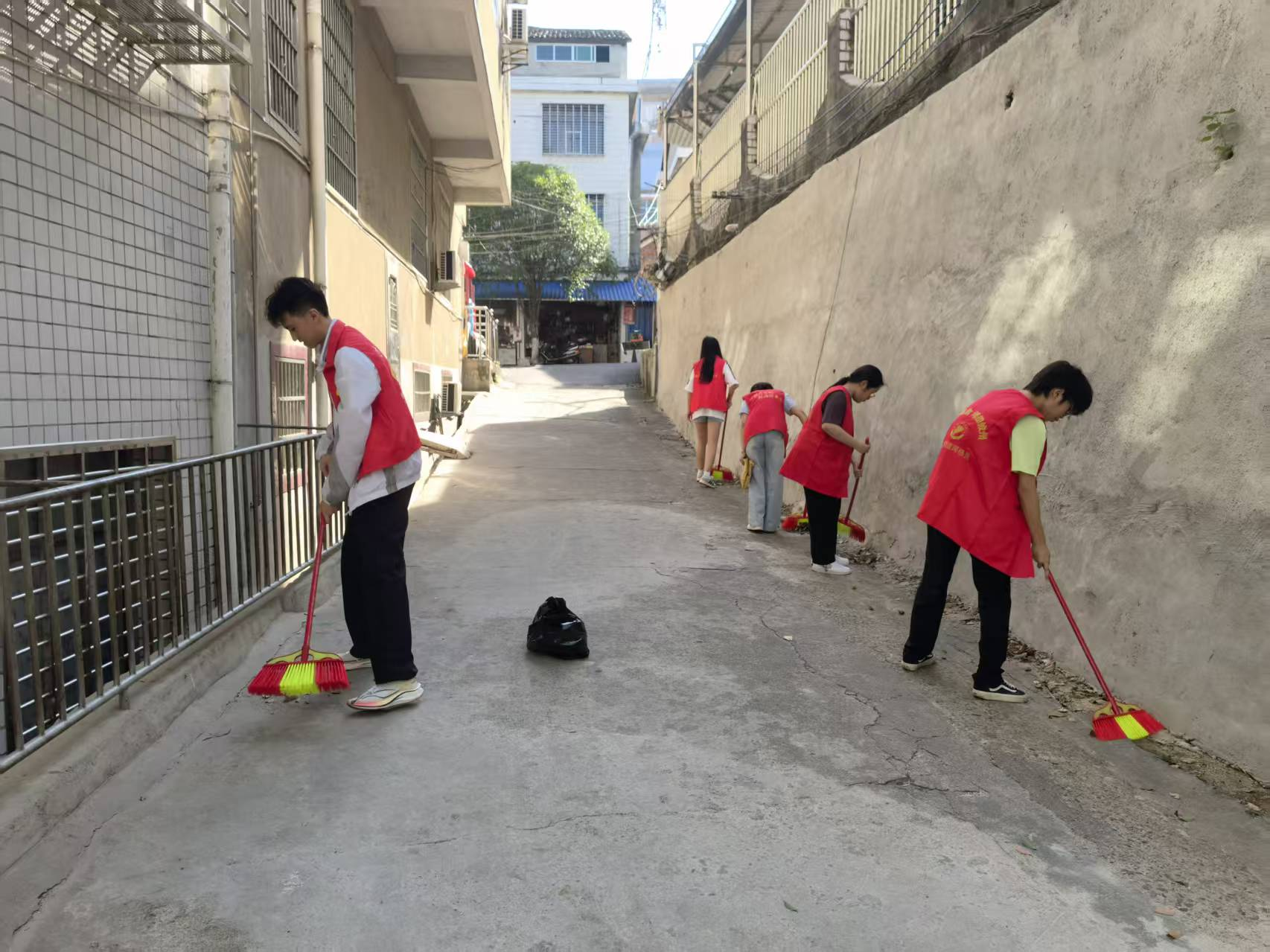 联星街道文化社区：清洁家园周末“净”行时