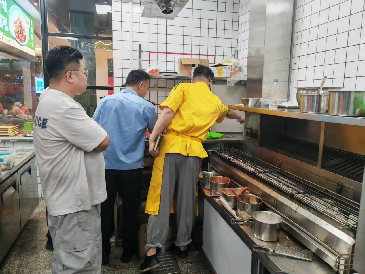 夜查烧烤店！醴陵多部门联合行动，守护城市"烟火气"