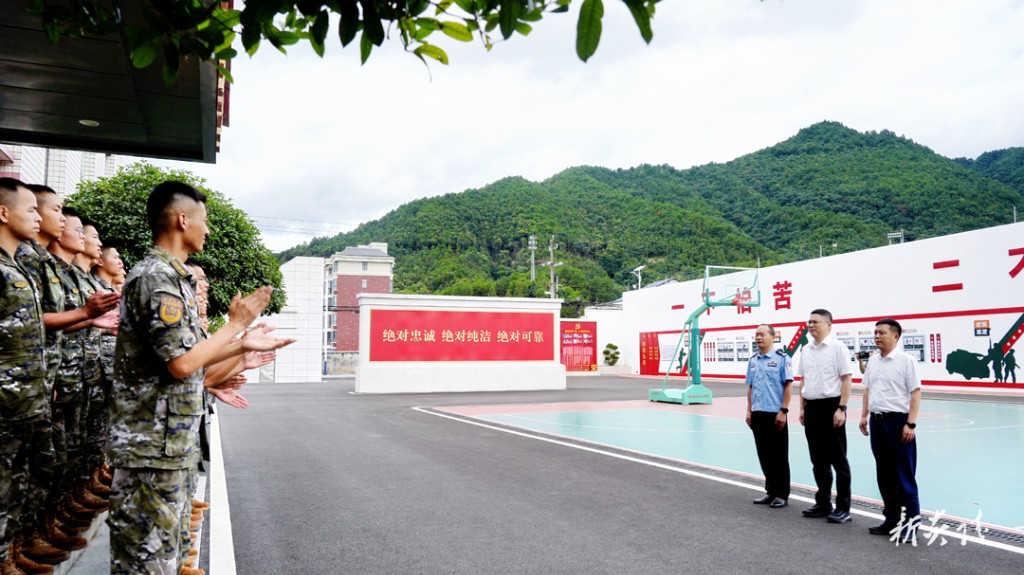 夏胜利刘冠西开展“八一”走访慰问活动