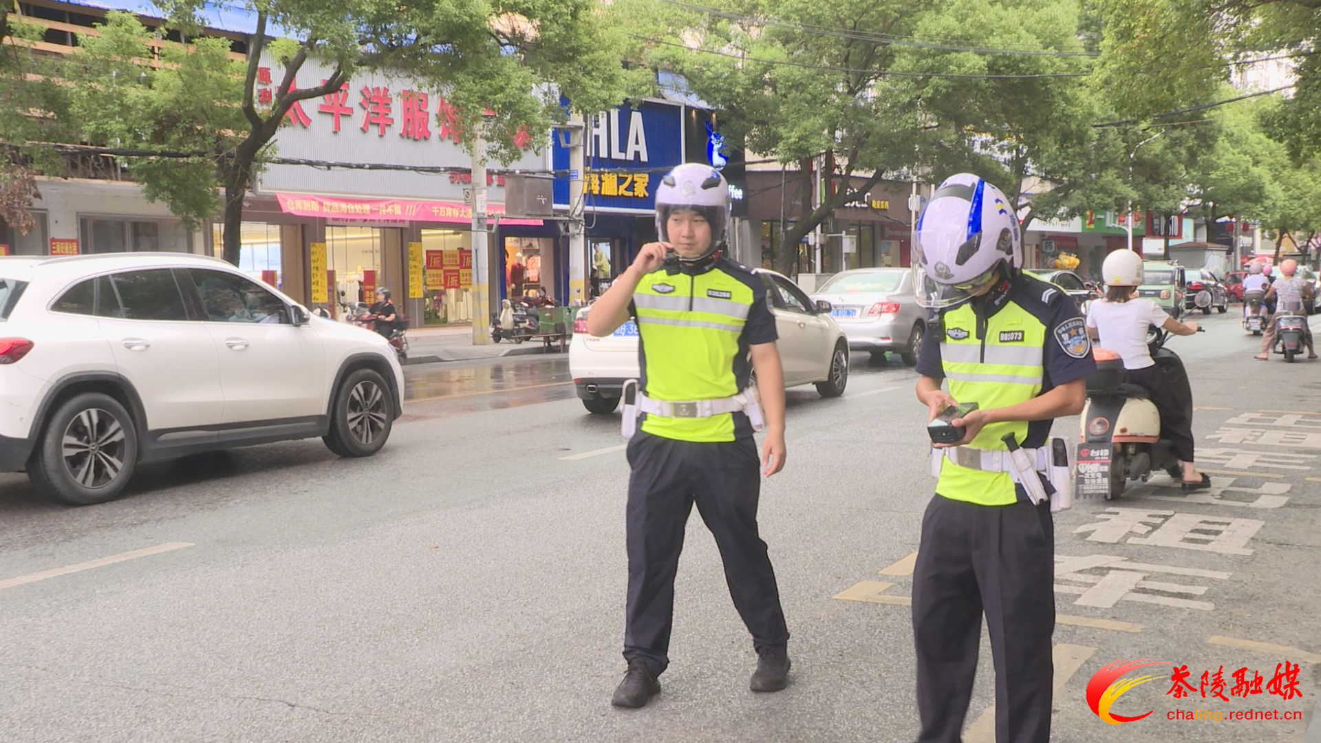 县公安局交管大队严查违停乱象 规范通行秩序