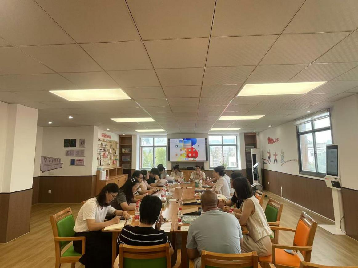 示范引领 赋能创建 ——市民政局组织赴云峰阁社区学习调研老年认知障碍照护友好社区工作