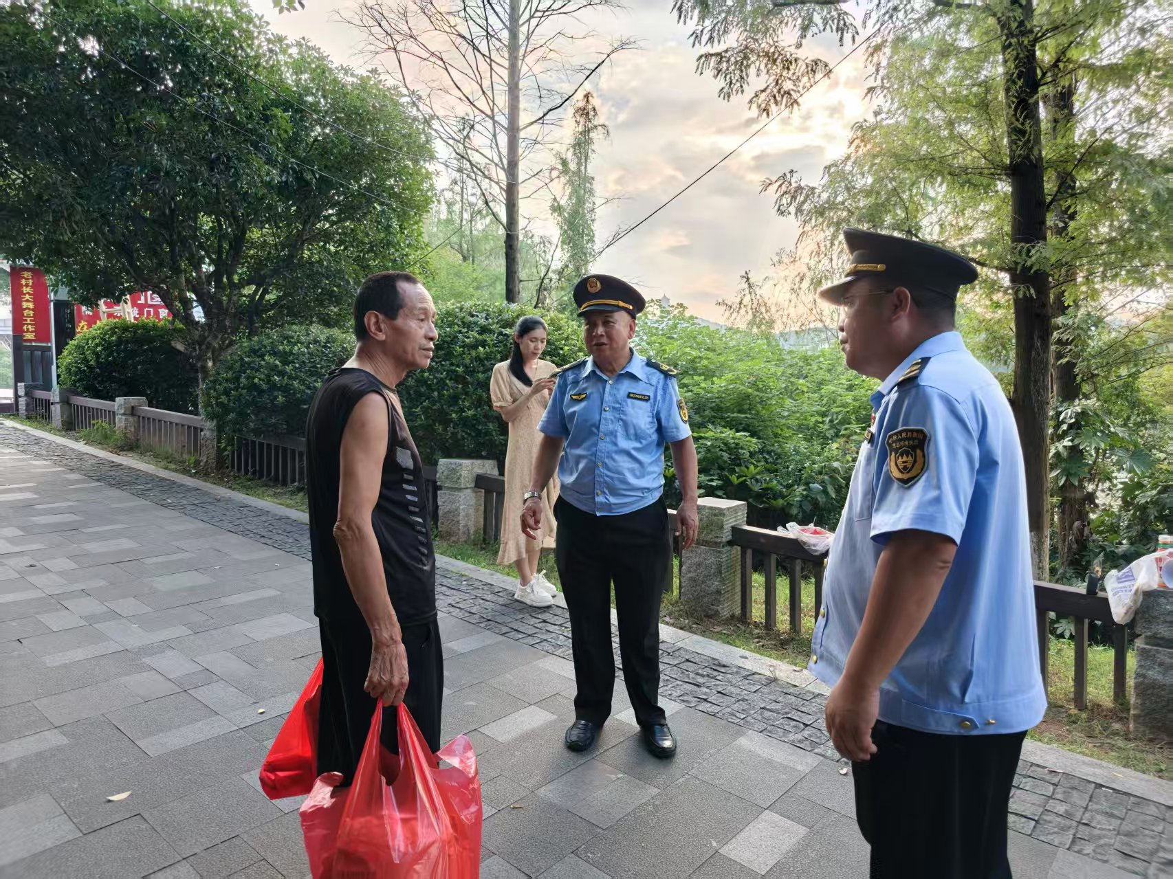 疏堵结合引导文明祭祀 醴陵分局让中元节更有"绿意"