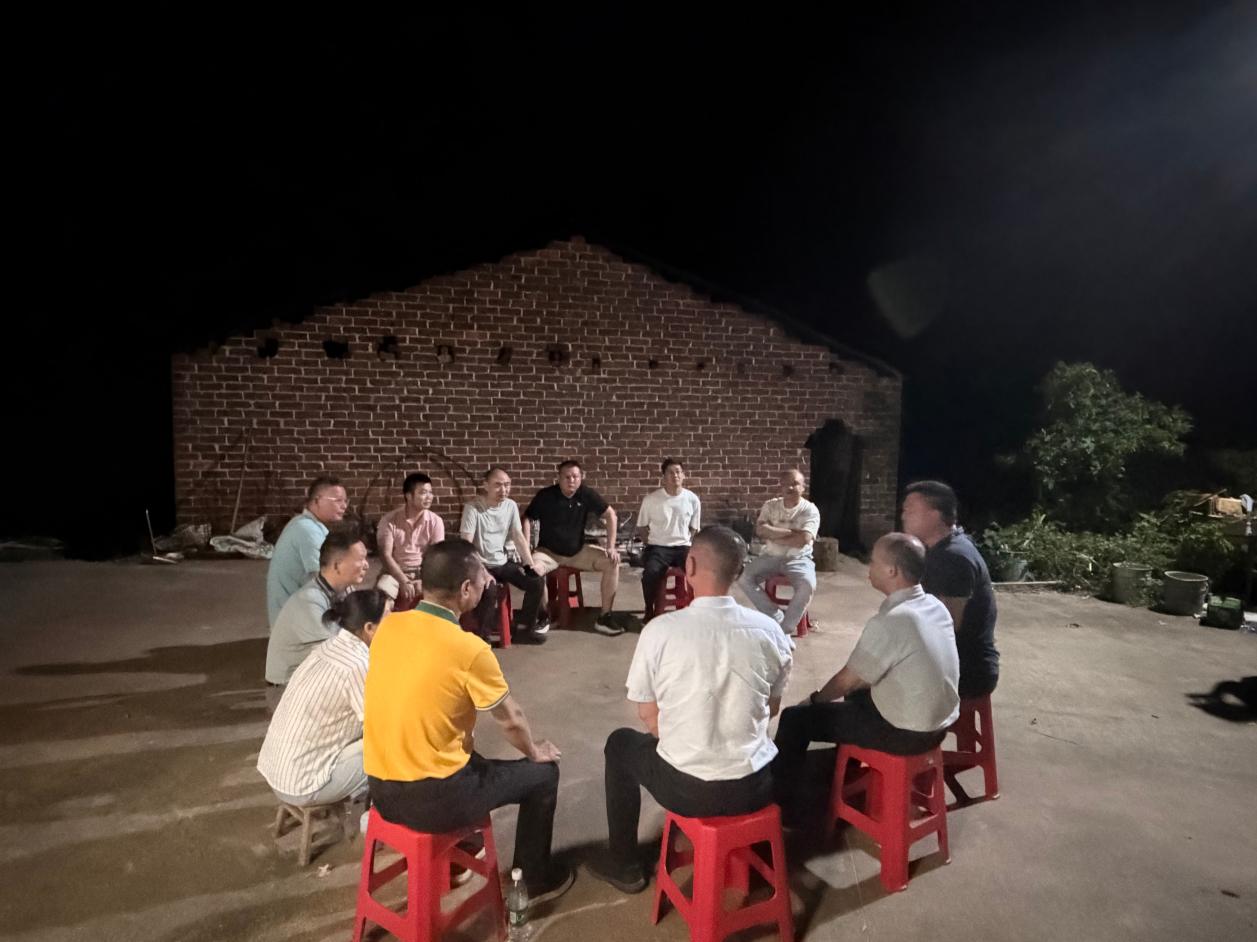 夜话屋场聊禁烧 秸秆管控入民心