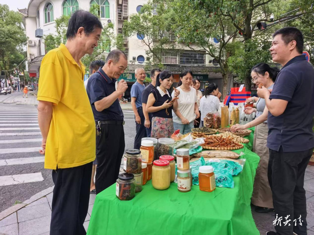 县供销合作社开展流动供销“迎中秋 庆丰收”农产品展销活动