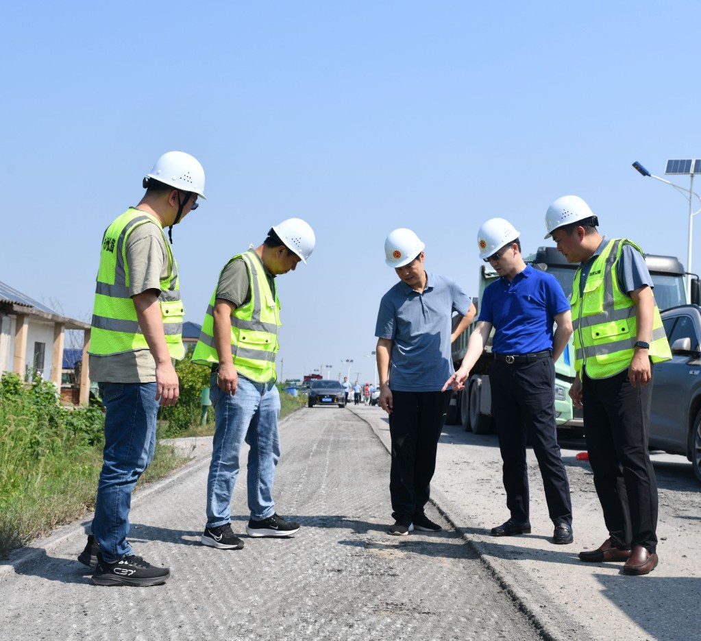 株洲市交通事务中心督导株雷路路面应急大修工程