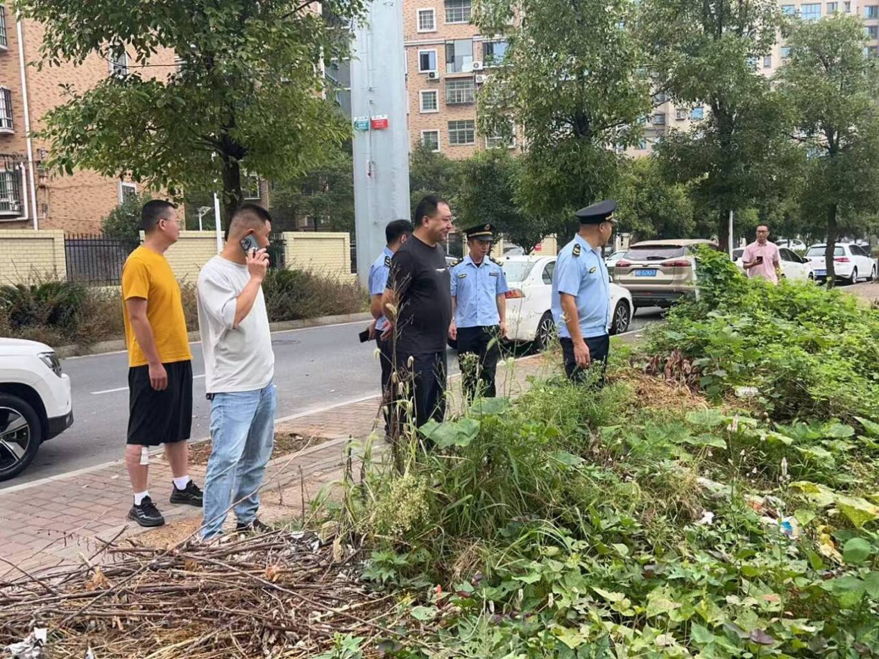 源头治理消隐患——醴陵分局联合来龙门街道五里牌社区开展秸秆杂草清理行动