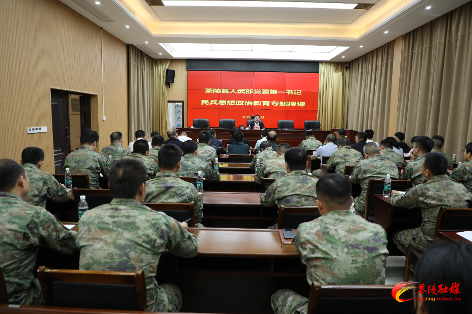 杨红兵到县人武部讲授民兵思想政治教育课