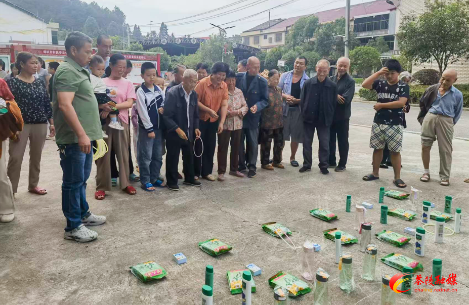 茶陵县桃坑乡“投桃报理”理论宣讲市集热闹开集