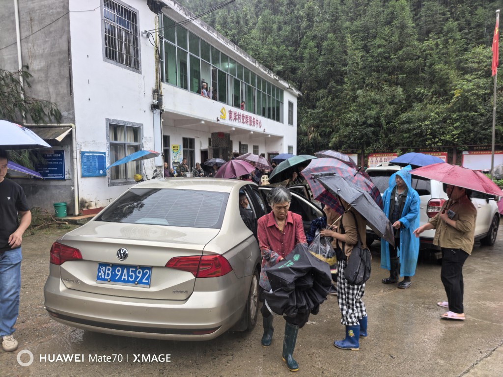 炎陵县垄溪乡南岸村全力打好防汛抢险保卫战