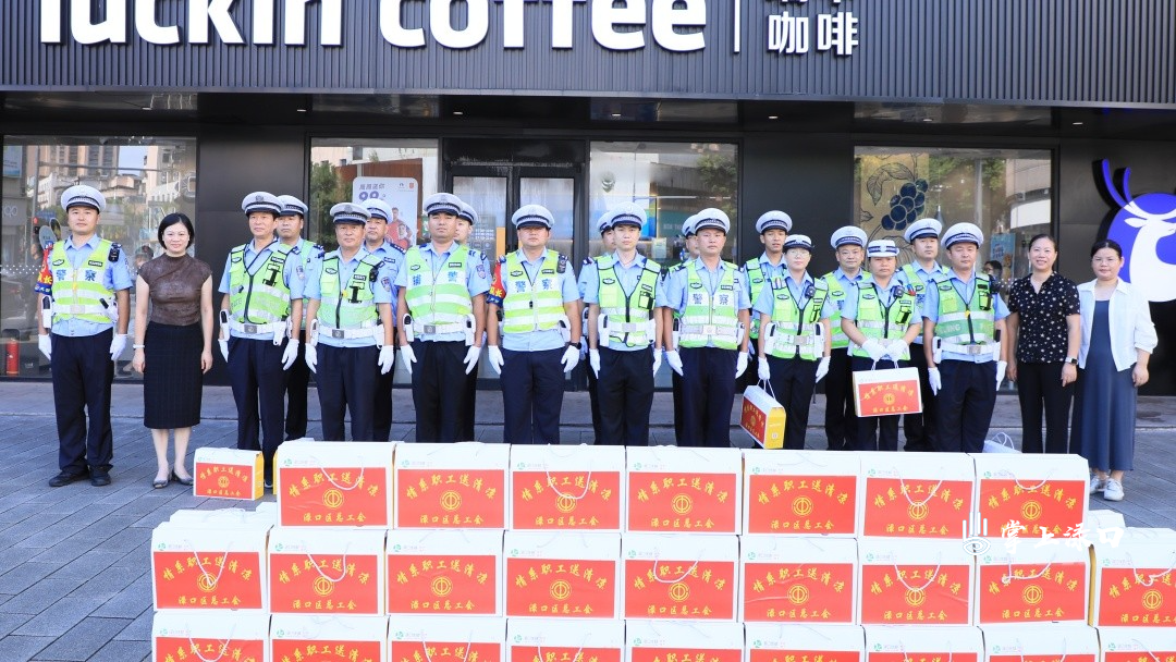 致敬坚守 赖晓智走访慰问高温下的一线劳动者