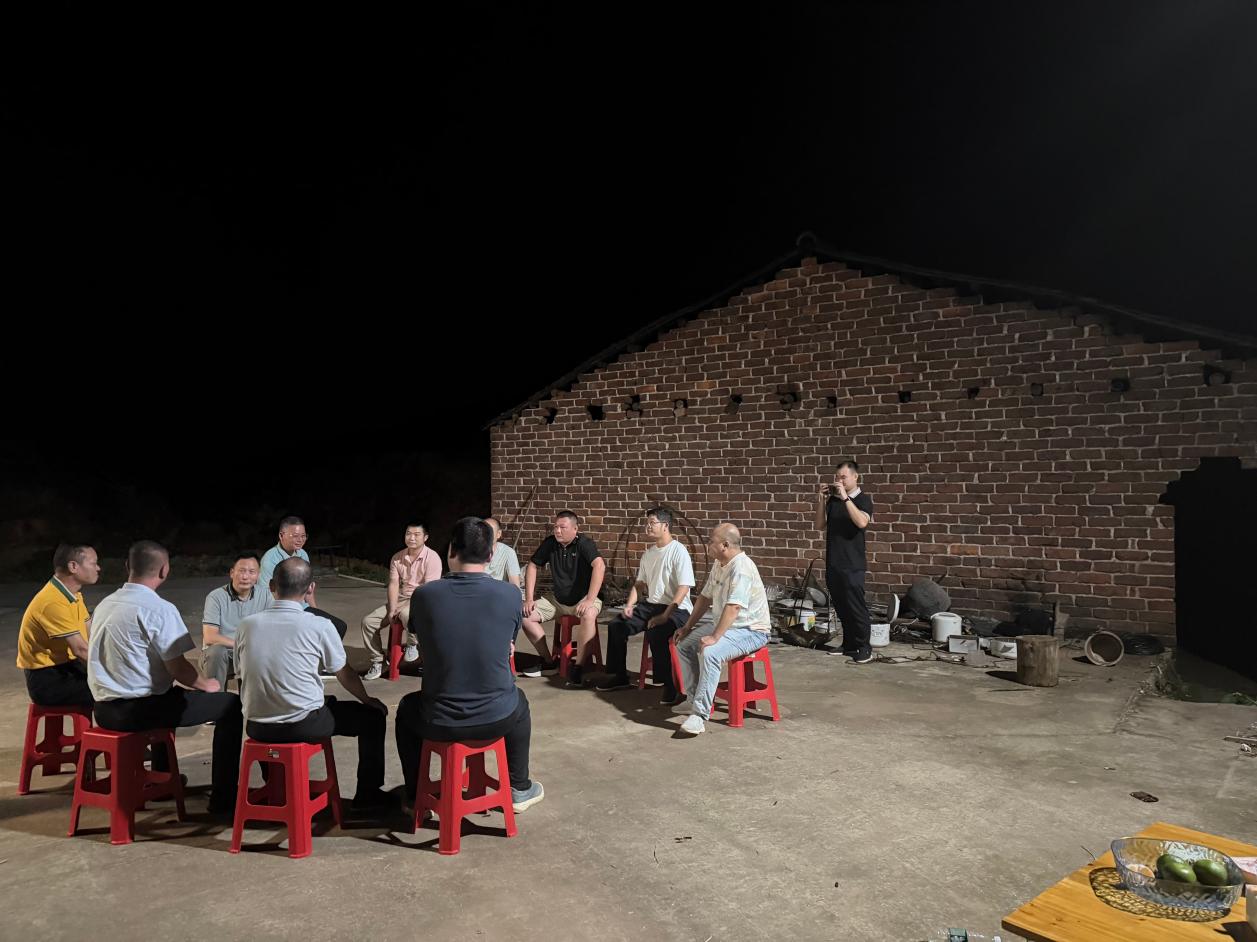 夜话屋场聊禁烧 秸秆管控入民心