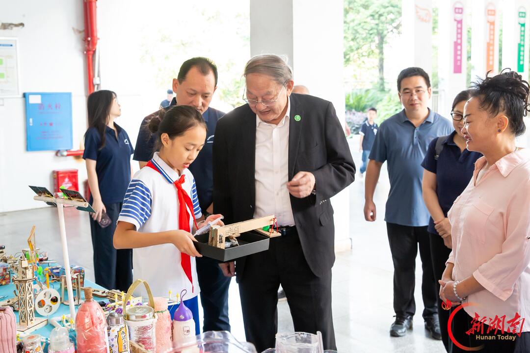 禾下有梦 科学筑光——罗锡文院士走进株洲市栗雨小学开展科普进校园活动