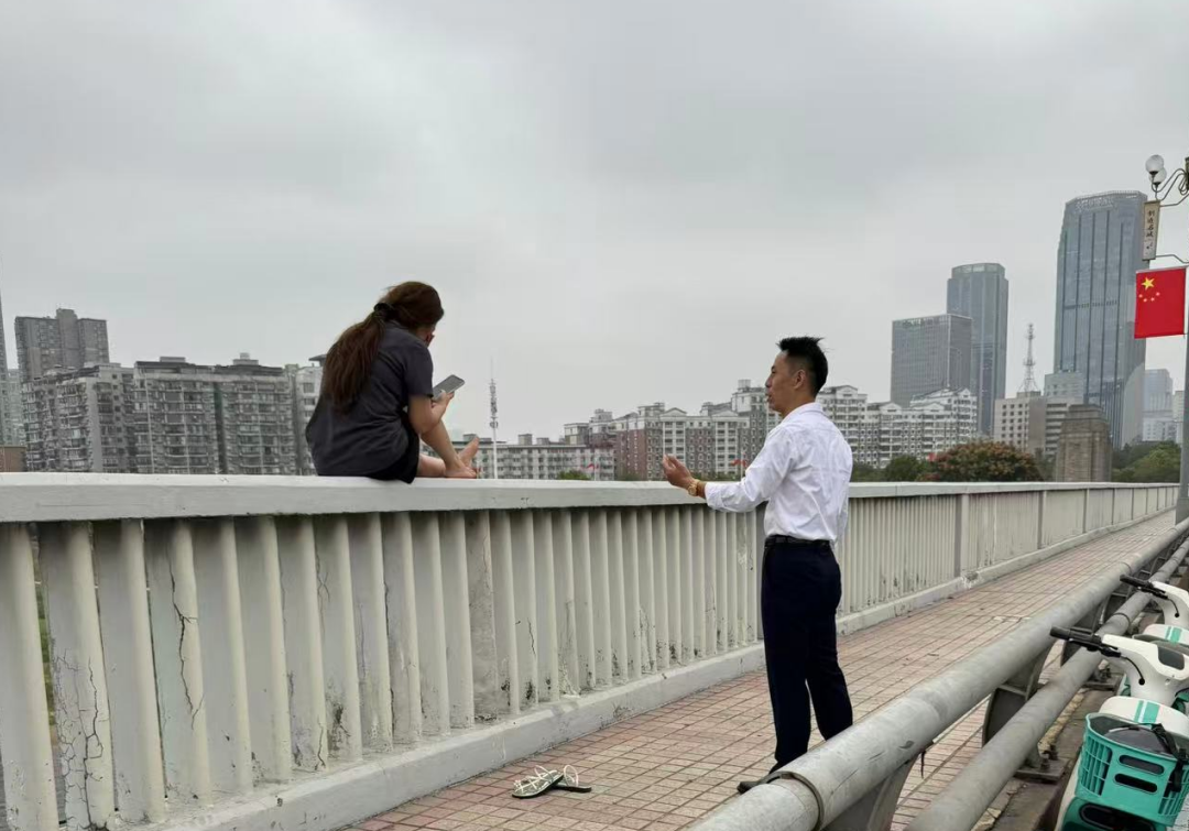 千钧一发!女子桥边情绪失控,下一秒被稳稳抱住