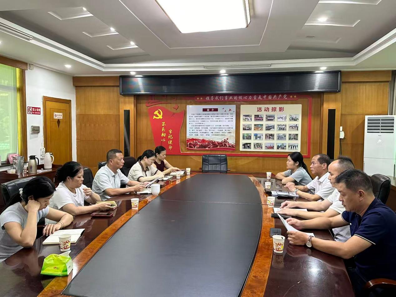 市局党组成员、副局长毛亚文一行到攸县分局检查国庆节值班值守和纠"四风"工作