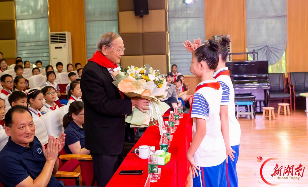 禾下有梦 科学筑光——罗锡文院士走进株洲市栗雨小学开展科普进校园活动