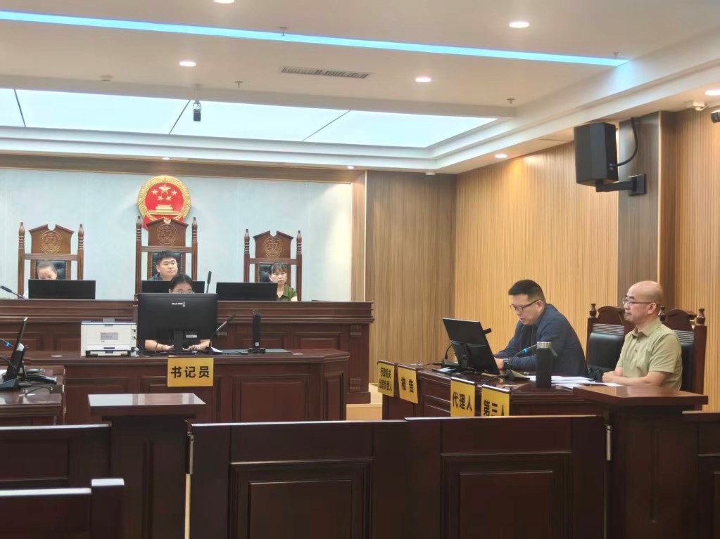 庭审现场“变身”法治课堂一渌口区自然资源局主要负责人出庭应诉带动全员学法