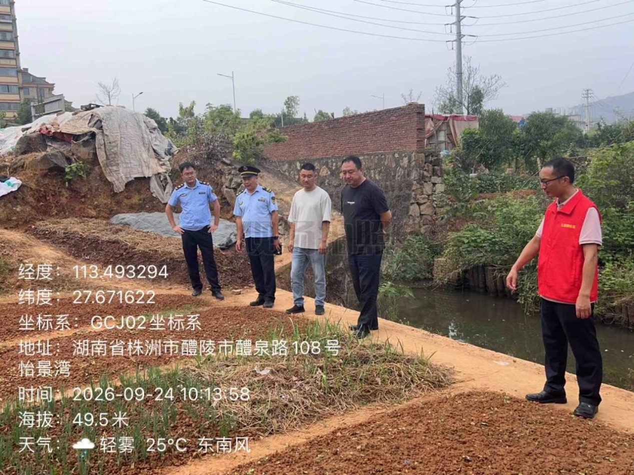 源头治理消隐患——醴陵分局联合来龙门街道五里牌社区开展秸秆杂草清理行动