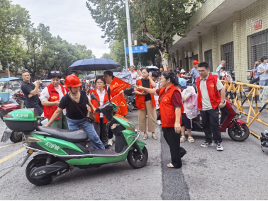 联星街道文化社区：金秋护航开学路 暖心守护伴童行