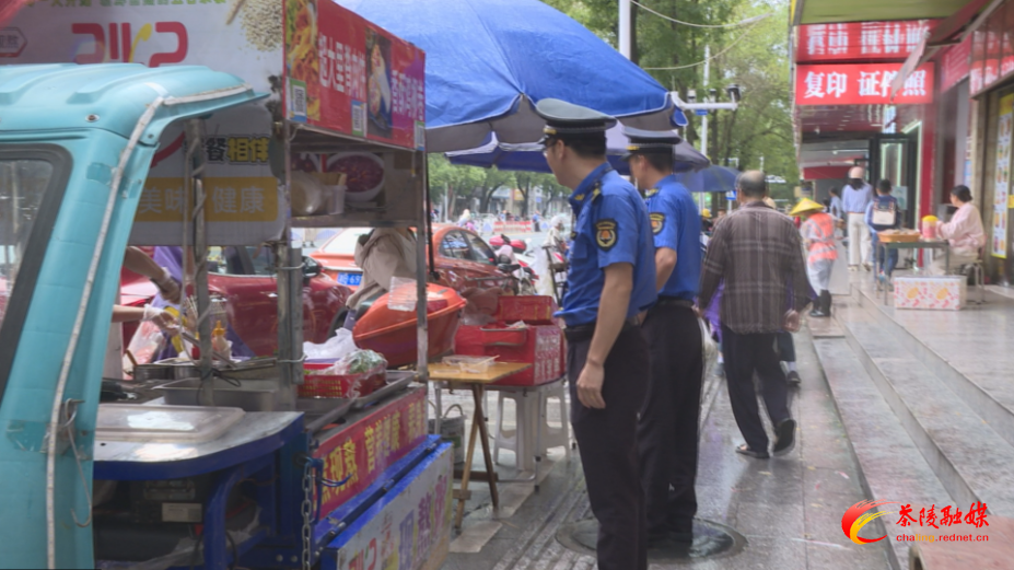 县城管局:疏堵结合治乱象守护平安求学路