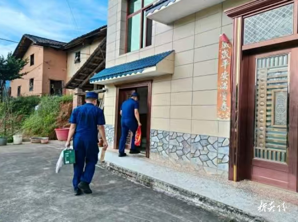 县消防救援局开展开学季爱心助学活动