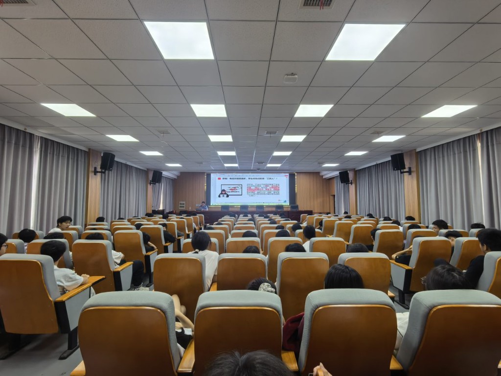 反诈宣讲进校园 守护青春护成长
