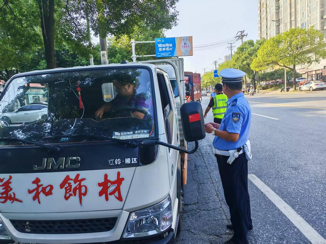 路边设卡、精准测尾气，醴陵多部门联手向柴油货车"超标"说不